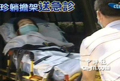救护人员把吴淑珍推上救护车。